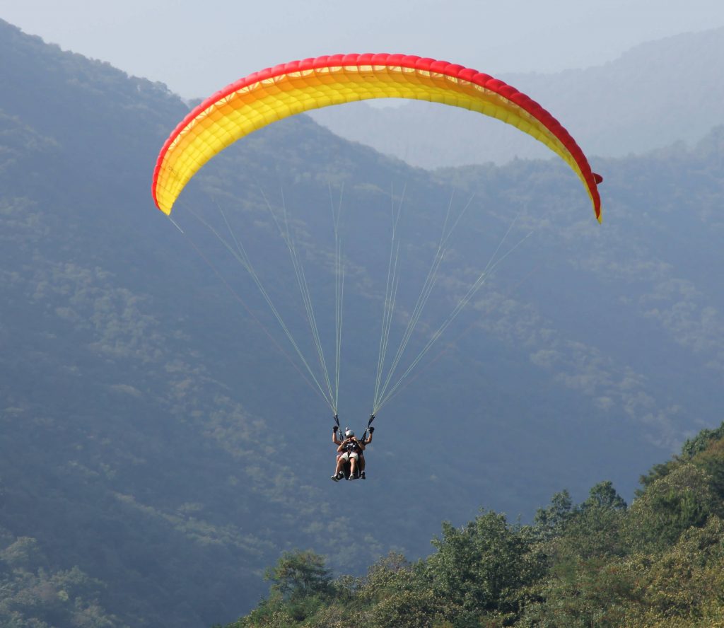 Parapendio in atterraggio in Lombardia